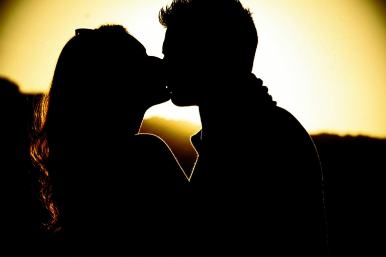 Prazer Anônimo Silhueta de duas pessoas se beijando em um fundo desfocado.