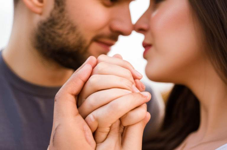 Explorando a Sexualidade Juntos Casal sorrindo enquanto explora seus desejos sexuais.