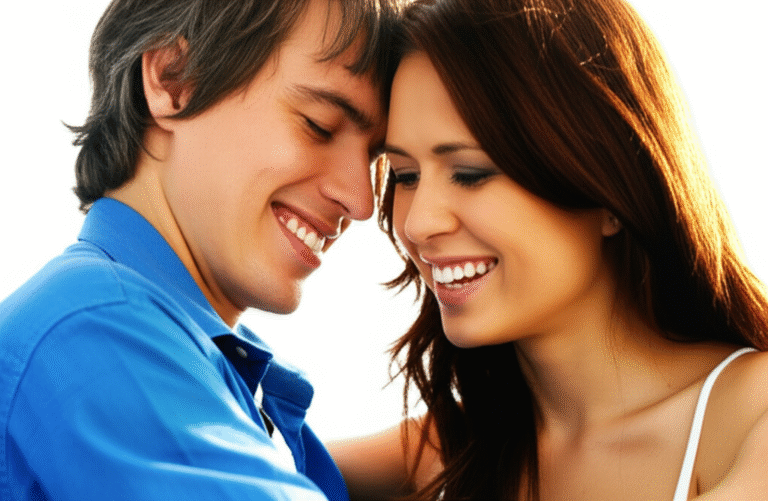 Confiança Sexual e Autoimagem Casal sorrindo e se abraçando, demonstrando confiança e intimidade