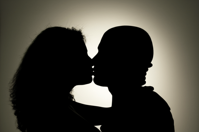 Silhueta de casal se beijando em fundo escuro