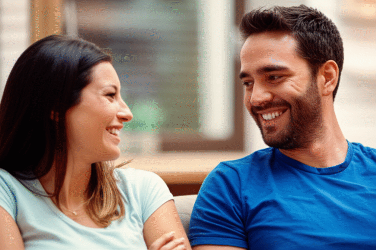 Comunicação Aberta e Intimidade Casal sorrindo e conversando em um ambiente aconchegante