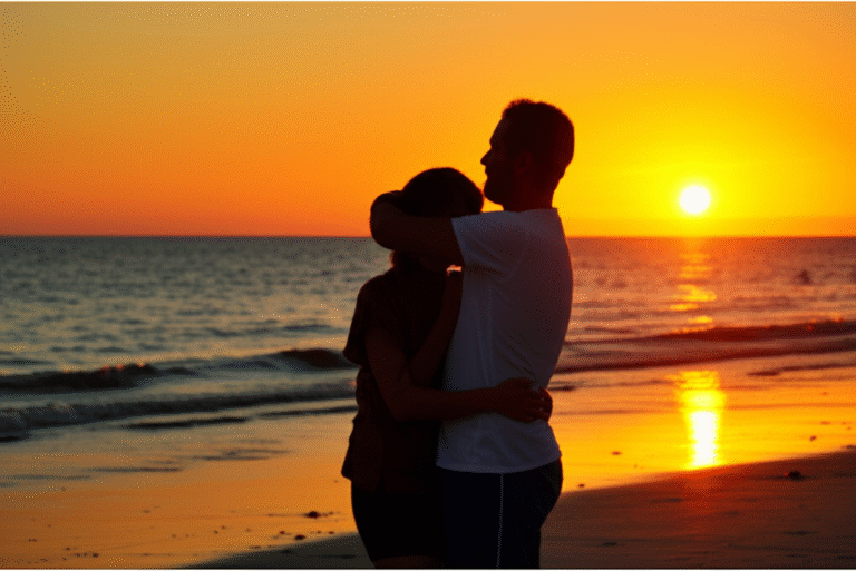 Tempo de Qualidade e Intimidade Casal abraçado em um pôr do sol romântico